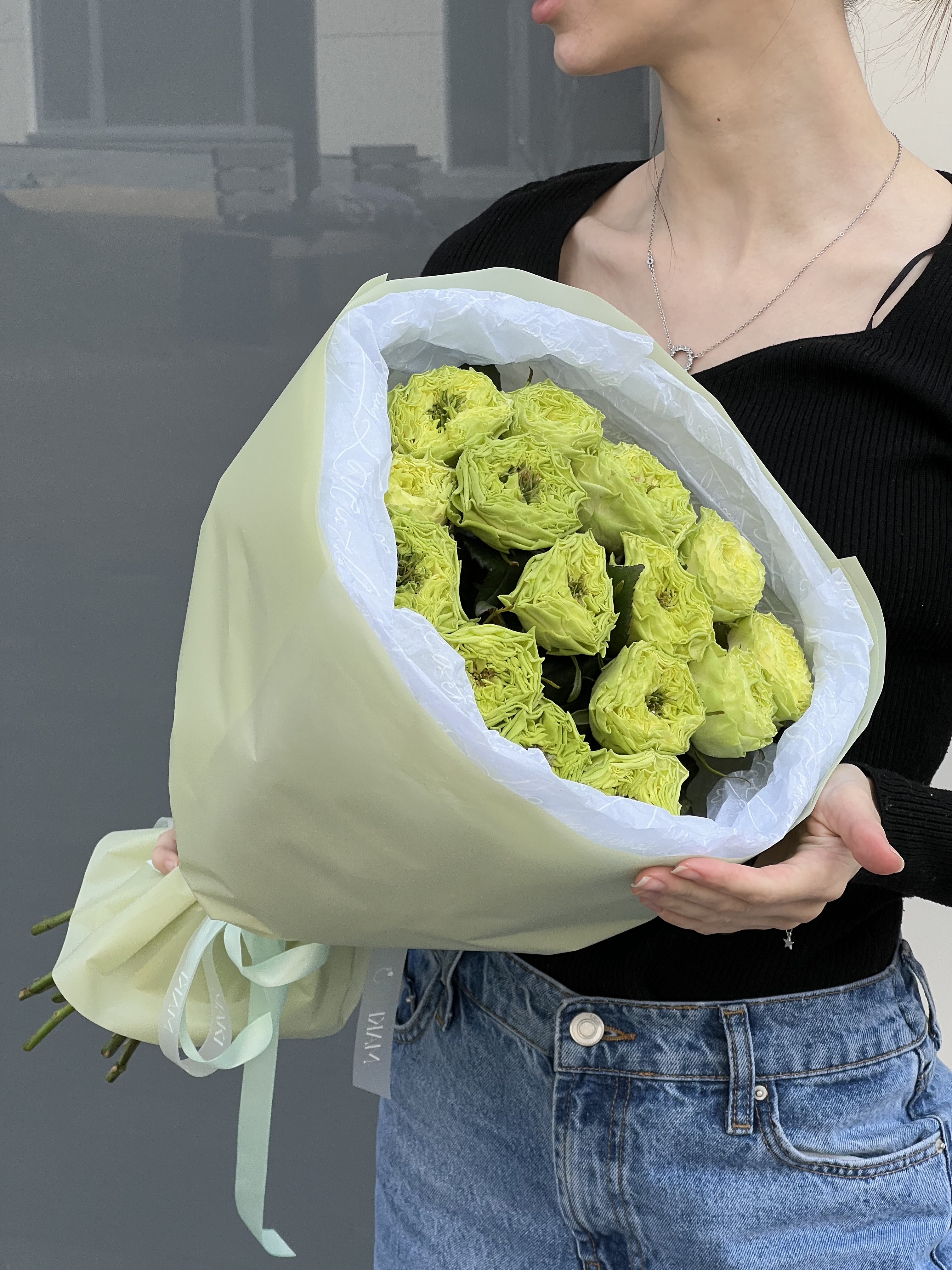 Букет из 15 пионовидных зеленых роз